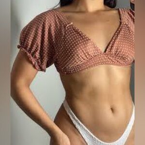 Brown dot tie back top puff sleeve crop top